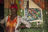 <p><strong>2018 – Etiopia – Harar</strong></p>
<p><strong>Harar</strong>, enclave musulmana nel cuore dell’Etiopia cristiana, importante snodo commerciale tra Addis Abeba e Gibuti, è certamente una delle città più seducenti dell’intero Corno d’Africa.</p>
<p>Città santa dell’Islam arroccata sull’altipiano a 1885 metri di altitudine e dichiarata dall’Unesco Patrimonio dell’Umanità dal 2004, Harar affascina i visitatori che percorrono i suoi vicoli tortuosi dai muri variopinti e visitano i suoi pittoreschi mercati delle spezie e del qat, la potente anfetamina naturale diffusissima nella regione. Uno spettacolo di suoni, colori, odori pungenti e profumi ammalianti che determinano la magica atmosfera che si respira all’interno delle sue mura.</p>
<p>Conosciuta come La <strong>Città Proibita</strong>, fino al 1885 i non musulmani non erano ammessi all’interno delle mura.</p>